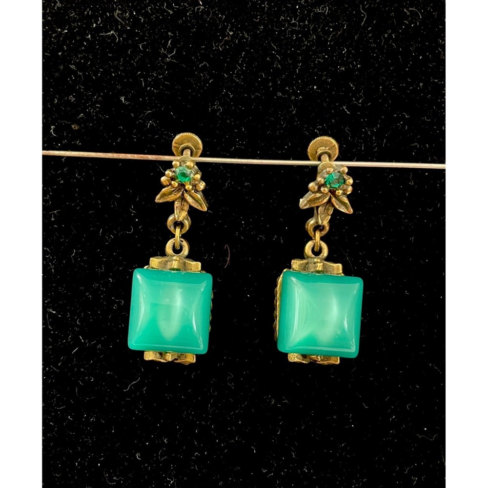 Vintage Victorian setting 1940's twist back Earrings Green Stone Drop Ornate